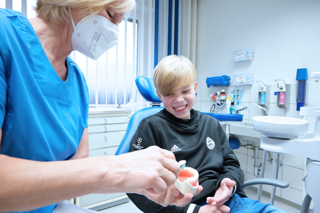 Spielerisch erklärt Zahnärtzin Dr. med. dent. Sybille Kastl Kindern wie man richtig Zähne putzt