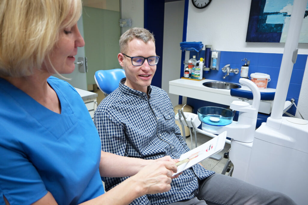 Zahnbehandlung eines Patienten mit Zahnärtzin Dr. med. dent. Sibylle Kastl